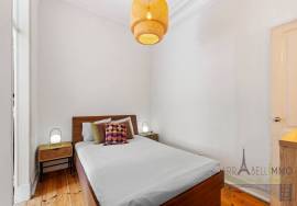 Charming 2+1 bedroom apartment with high ceilings in Campolide, near the Lycée Français