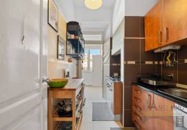 Charming 2+1 bedroom apartment with high ceilings in Campolide, near the Lycée Français