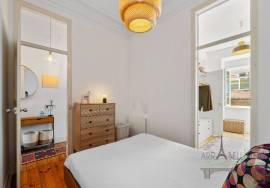 Charming 2+1 bedroom apartment with high ceilings in Campolide, near the Lycée Français