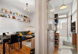 Charming 2+1 bedroom apartment with high ceilings in Campolide, near the Lycée Français