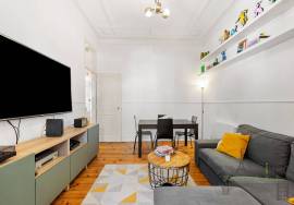 Charming 2+1 bedroom apartment with high ceilings in Campolide, near the Lycée Français