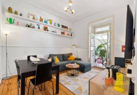 Charming 2+1 bedroom apartment with high ceilings in Campolide, near the Lycée Français