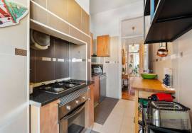 Charming 2+1 bedroom apartment with high ceilings in Campolide, near the Lycée Français