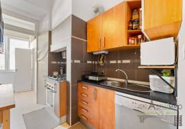 Charming 2+1 bedroom apartment with high ceilings in Campolide, near the Lycée Français