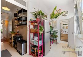Charming 2+1 bedroom apartment with high ceilings in Campolide, near the Lycée Français