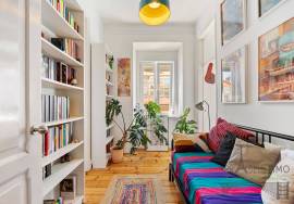 Charming 2+1 bedroom apartment with high ceilings in Campolide, near the Lycée Français