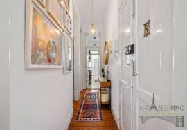 Charming 2+1 bedroom apartment with high ceilings in Campolide, near the Lycée Français
