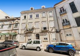 Charming 2+1 bedroom apartment with high ceilings in Campolide, near the Lycée Français