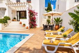 Albufeira, 3 Bedroom Villa with Pool and Sea Views