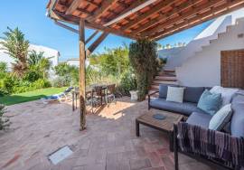 Beautifully Renovated Village House with Garden, Annex & Roof Terrace in Budens