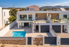 Modern 5 Bedroom Villa with Pool in the Heart of Almancil