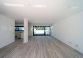 3+1 Bedroom Townhouse with Private Pool in Gambelas, Faro