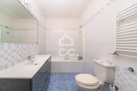 2 bedroom apartment with garage and central heating next to Casa da Música