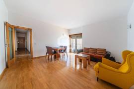 2 bedroom apartment with garage and central heating next to Casa da Música