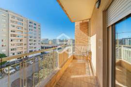 2 bedroom apartment with garage and central heating next to Casa da Música