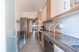 2 bedroom apartment with garage and central heating next to Casa da Música