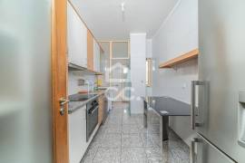 2 bedroom apartment with garage and central heating next to Casa da Música