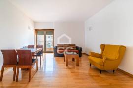 2 bedroom apartment with garage and central heating next to Casa da Música