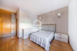 2 bedroom apartment with garage and central heating next to Casa da Música