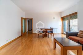 2 bedroom apartment with garage and central heating next to Casa da Música