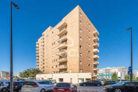 2 bedroom apartment with garage and central heating next to Casa da Música