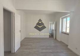Renovated 2-Bed Apartment in São Vicente, Lisboa