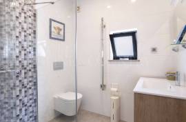Tavira – 3-bedroom villa with rooftop pool, sea views and garage