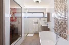 Tavira – 3-bedroom villa with rooftop pool, sea views and garage