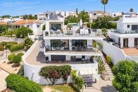 Tavira – 3-bedroom villa with rooftop pool, sea views and garage
