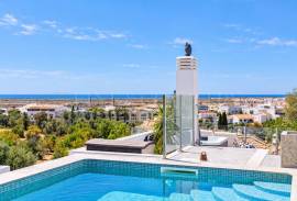 Tavira – 3-bedroom villa with rooftop pool, sea views and garage