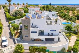 Tavira – 3-bedroom villa with rooftop pool, sea views and garage