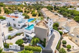 Tavira – 3-bedroom villa with rooftop pool, sea views and garage