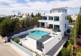 Tavira - Contemporary 4-bedroom villa with pool, lift and garage