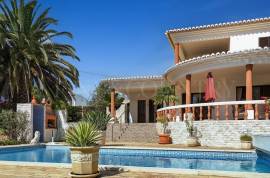 Carvoeiro – Spacious 3-bedroom villa with pool and mature gardens
