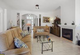 Carvoeiro – Spacious 3-bedroom villa with pool and mature gardens