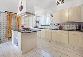 Carvoeiro – Spacious 3-bedroom villa with pool and mature gardens