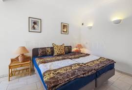 Carvoeiro – Spacious 3-bedroom villa with pool and mature gardens