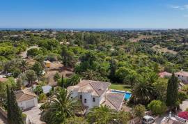 Carvoeiro – Spacious 3-bedroom villa with pool and mature gardens