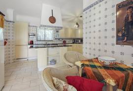 Carvoeiro – Spacious 3-bedroom villa with pool and mature gardens