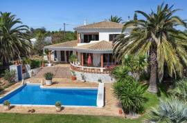Carvoeiro – Spacious 3-bedroom villa with pool and mature gardens