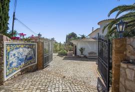 Carvoeiro – Spacious 3-bedroom villa with pool and mature gardens