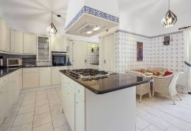 Carvoeiro – Spacious 3-bedroom villa with pool and mature gardens