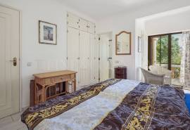 Carvoeiro – Spacious 3-bedroom villa with pool and mature gardens