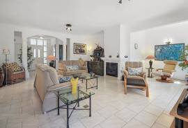 Carvoeiro – Spacious 3-bedroom villa with pool and mature gardens