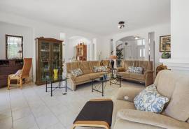 Carvoeiro – Spacious 3-bedroom villa with pool and mature gardens