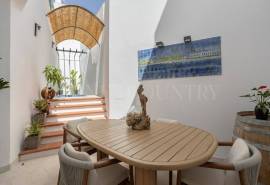 Tavira- Charming 3-bedroom townhouse with plunge pool and garage in historic centre