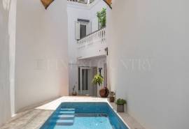 Tavira- Charming 3-bedroom townhouse with plunge pool and garage in historic centre