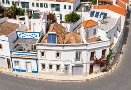 Tavira- Charming 3-bedroom townhouse with plunge pool and garage in historic centre