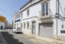 Tavira- Charming 3-bedroom townhouse with plunge pool and garage in historic centre