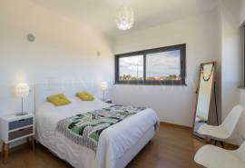 Tavira – 3+1-bedroom apartment close to town, with large sea view terrace and garage